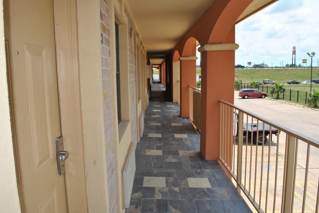 Executive Inn Brookshire Exterior photo